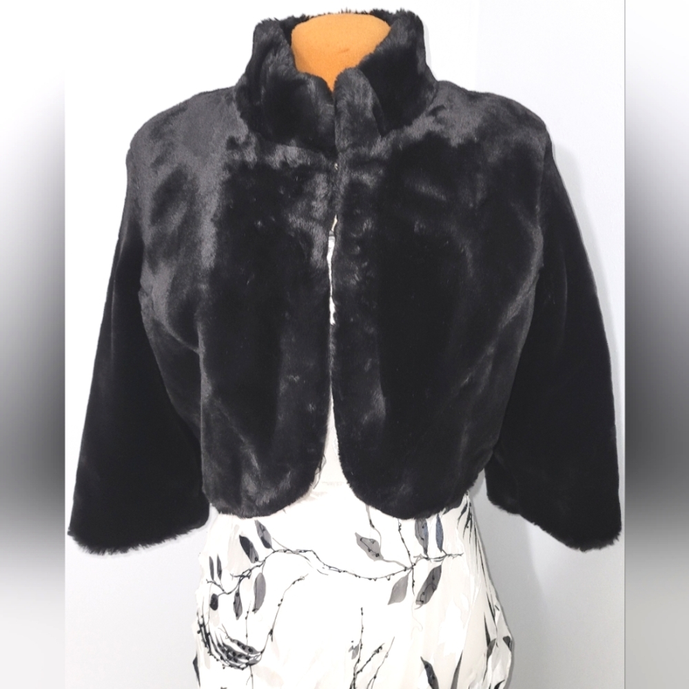 Relativity cozy cropped black faux fur jacket  Sz L